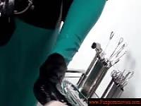 Mit zwei Krankenschwestern in Latex beim Gynäkologen