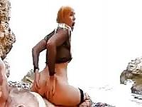 Leyla Black fickt mit einem unbekannten Mann am Strand