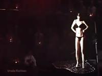 MILF haciendo un striptease delante de varios tíos