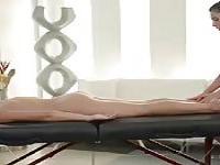 Valentina massiert Avi