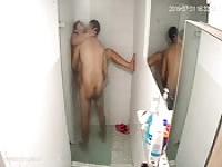 Une MILF généreuse baisée sous la douche