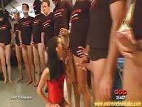 Girls beglücken einen Haufen Schwänze