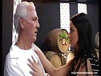 Junge Brünette verführt alten Mann