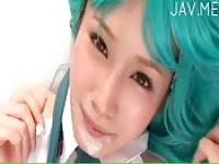 Facial für eine Japanerin mit blauem Haar
