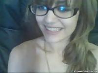Atemberaubendes junges Girl befriedigt sich vor der Webcam selbst