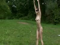 Lady Gaga entspannt sicht komplett nackt