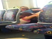 Lesbe isst eine Muschi im Zug