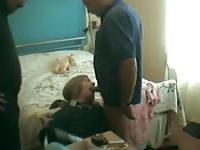 Junge Transsexuelle nimmt ihren sexy Fick mit zwei Lovern auf