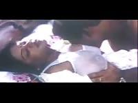 Er hebt ihren Rock hoch, um sie vollzustopfen