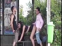 Otobüs durağında üçlü yapıyorlar