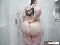 Enorme bbw prend un bain