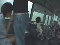 Asiatiques baisent dans le train