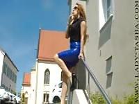 Bella troia di città cattura l&#039;attenzione della folla