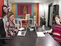 Chefin fickt ihre zwei Mitarbeiterinnen