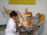Mädchen nackt beim frauenarzt