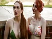 Rousse lesbienne mature avec une jeune