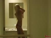 Invadiendo la privacidad de Rikki Six